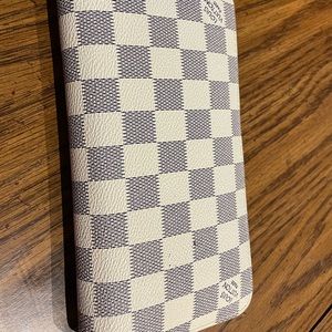 This is an unauthorized LV Zip around wallet